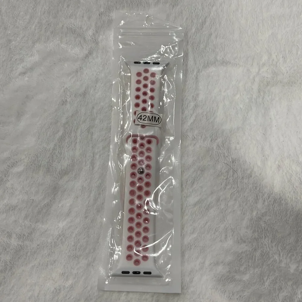 NWOT Apple Watch sports band (42/44)